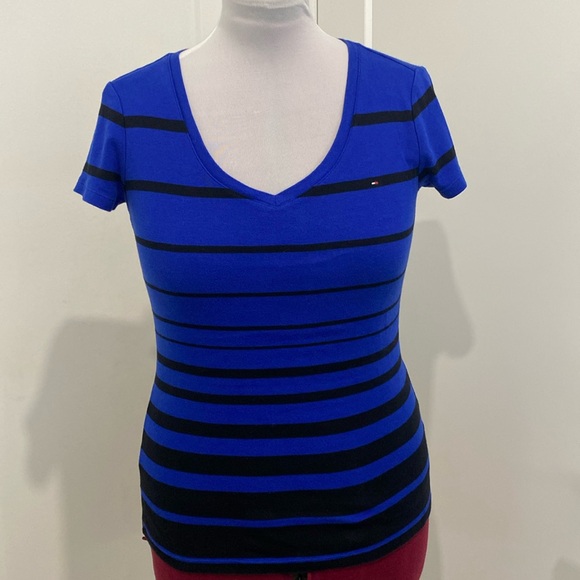 Tommy Hilfiger Tops - Tommy Hilfiger V-neck 💯% Cotton Top |Size Medium